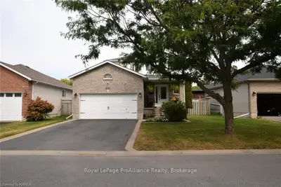 222 Ellesmeer Avenue, Kingston, On K7p 3e4