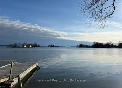 37 Chisamore Point, Front Of Leeds & Seeleys Bay, On K7g 2v4
