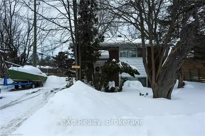 2445 Iris Street, Parkway Park - Queensway Terrace S And Area, On K2c 1c7