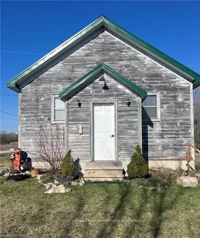 9 Mcandrews Road, Rideau Lakes, On K0g 1x0