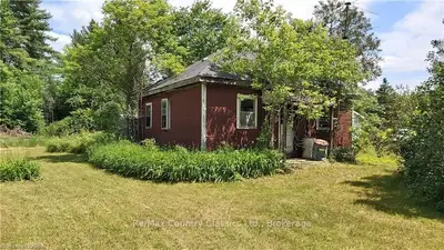 21 Trumble Avenue, Addington Highlands, On K0h 2g0