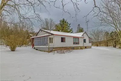 909 Cty Rd 2 Road, Front Of Leeds & Seeleys Bay, On K0e 1l0