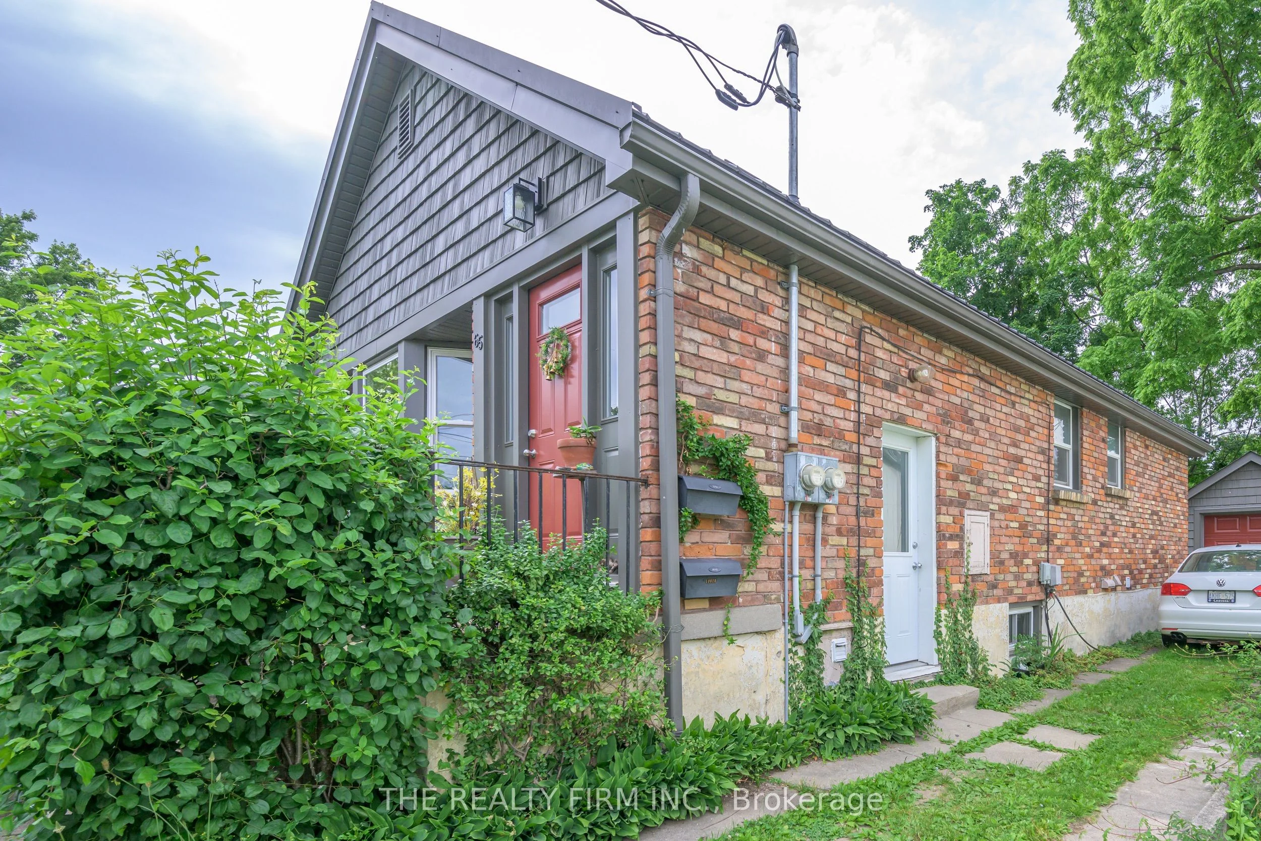 65 Byron Avenue E, London South, On N6c 1c6