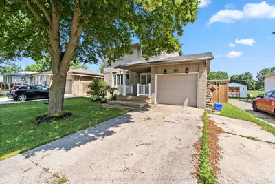 Detached in St. Clair