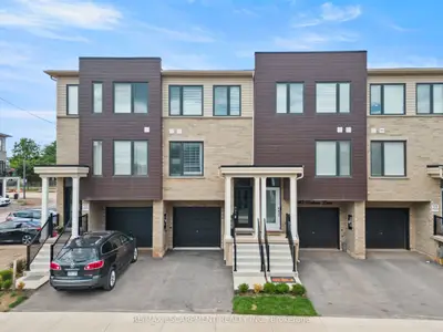 Condo Townhouse in Hamilton