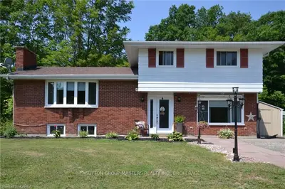 71 Robertson Road, Front Of Leeds & Seeleys Bay, On K7g 2v4