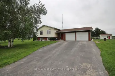 16 TAYLOR Road E, Front of Leeds & Seeleys Bay, ON K7G 2V3