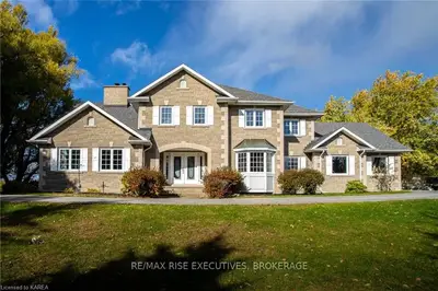 121 CONNOR Drive, Front of Leeds & Seeleys Bay, ON K7G 2V4