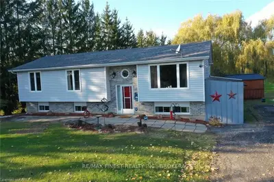 722 County Road 2, Front Of Leeds & Seeleys Bay, On, K0e 1l0