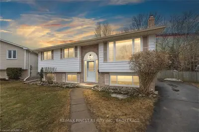 806 VINTAGE Court, Kingston, ON K7M 7A5