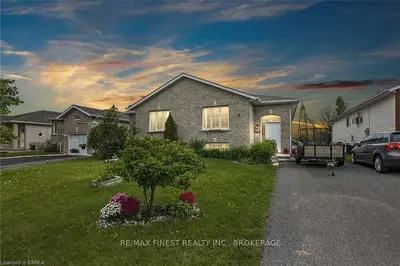 834 Peachwood Street, Kingston, On K7p 3g6