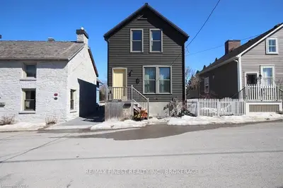 12 Drummond Street, Kingston, On K7k 5s1