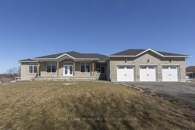 23 Owen Avenue, Front Of Leeds & Seeleys Bay, On K7g 2v4