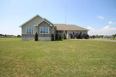5 Owen Avenue, Front Of Leeds & Seeleys Bay, On K7g 2v4