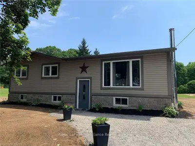 74 Robertson Road, Front Of Leeds & Seeleys Bay, On K7g 2v4