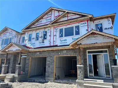 1 Gateway Place, Out Of Area, Ks K7r 3x8
