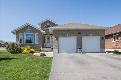100 HARTWOOD Crescent, Greater Napanee, ON K7R 0A8