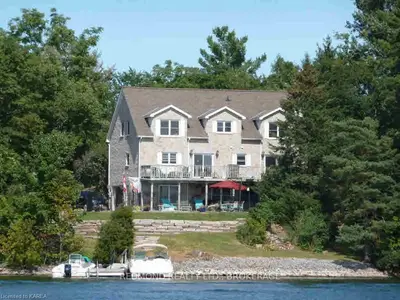 413 Thousand Island Parkway, Front Of Leeds & Seeleys Bay, On K0e 1l0