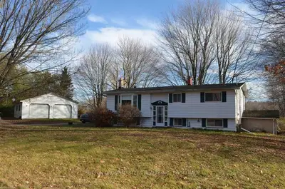 647 County Road 2, Front Of Leeds & Seeleys Bay, On, K0e 1l0