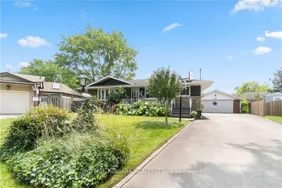 Detached in Niagara Falls