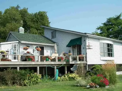 9225a South Shore Road, Frontenac Islands, On K0h 2s0