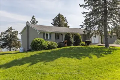 129 Thousand Islands Parkway, Front Of Leeds & Seeleys Bay, On K7g 2v4