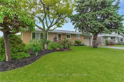 63 Sherwood Avenue, Loyalist, On K7n 1n3