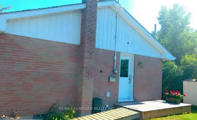 312 N HENRIETTA Street, Gananoque, ON K7G 1X5