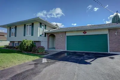 50 Willowbank Road W, Front Of Leeds & Seeleys Bay, On K7g 2v5