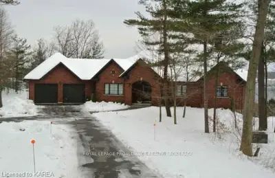 321 Clark Drive, Front Of Leeds & Seeleys Bay, On K7g 2v5
