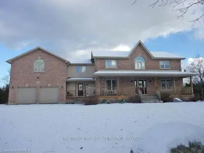 881 Ironwood Road, Kingston, ON K7L 4V3