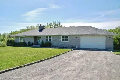 942 COUNTY ROAD 24, Prince Edward County, ON K0K 2P0