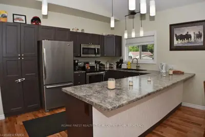 206 BELLEVILLE Road, Greater Napanee, ON K7R 2R5