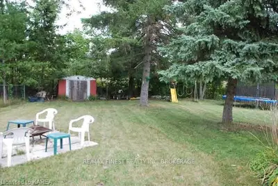 128 E Thomas Street, Greater Napanee, On K7r 1l3