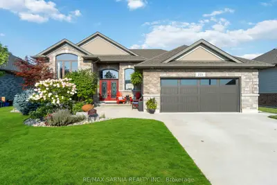 Detached in Sarnia