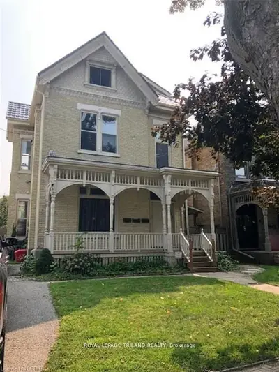 Triplex in London East
