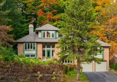 Detached in Beacon Hill North - South and Area