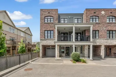 Condo Townhouse in Hamilton
