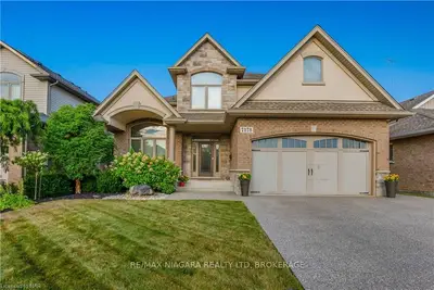 Detached in Niagara Falls