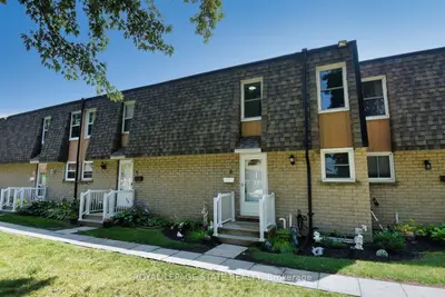 Condo Townhouse in Hamilton