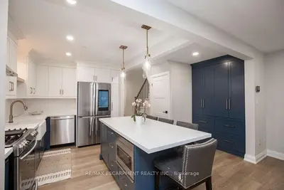 Condo Townhouse in Hamilton