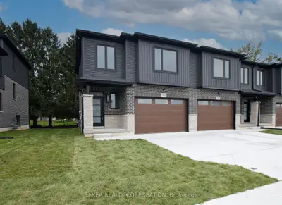 Att/Row/Townhouse in Strathroy-Caradoc