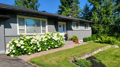 2 Miriam Avenue, Tanglewood - Grenfell Glen - Pineglen, On K2g 0l3