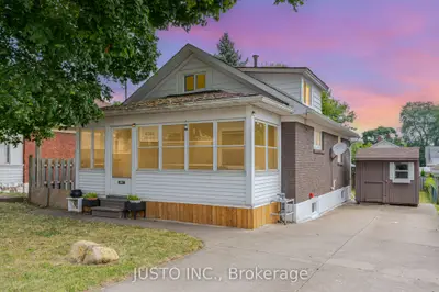 Detached in Niagara Falls