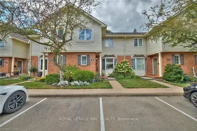 Condo Townhouse in St. Catharines