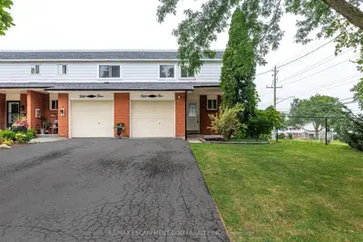 Condo Townhouse in Hamilton
