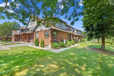 Condo Townhouse in Cobourg