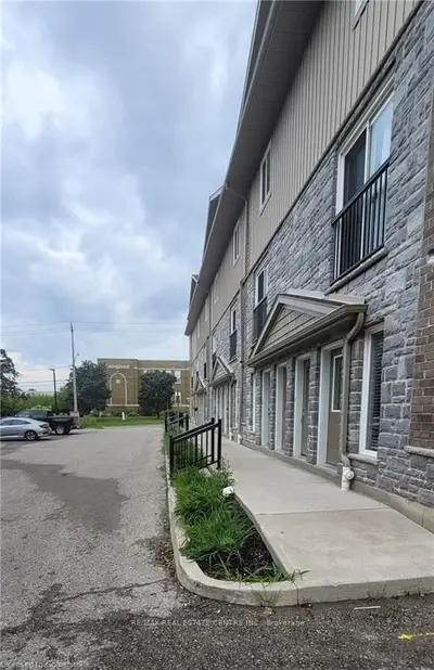 122 Courtland Avenue E 11, Kitchener, On N2g 0b8