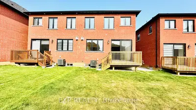 Att/Row/Townhouse in Woodstock