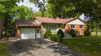Detached in Niagara Falls